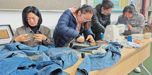 航天科技一院特车-519厂四事业部举办缝补工作服活动