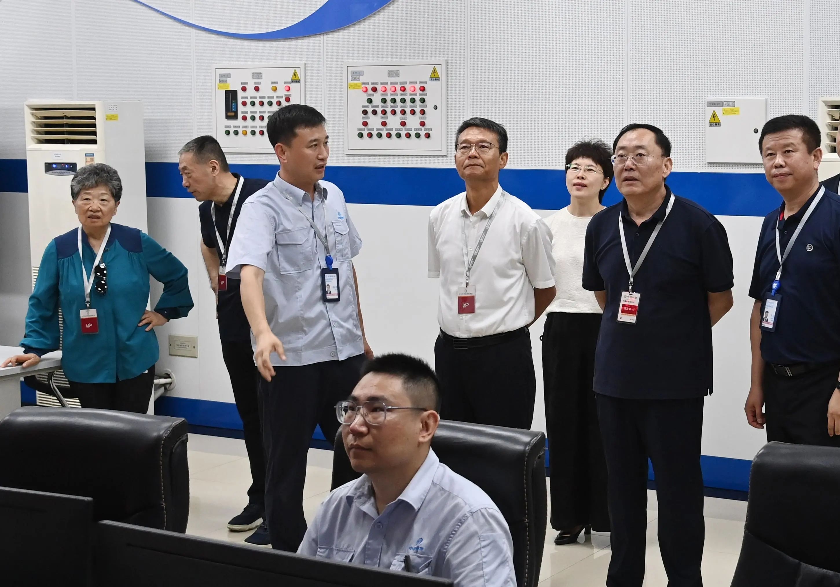 集团外部董事和集团领导到相关直属单位调研并进行现场办公..