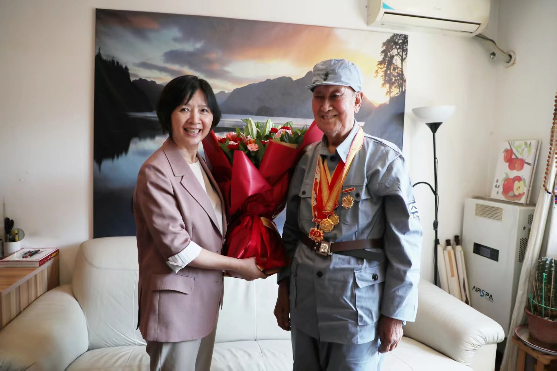 中船集团为抗战老兵颁发“中国人民抗日战争胜利80周年”纪念章 ..