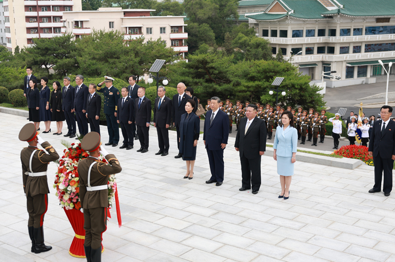 习近平和彭丽媛参谒中朝友谊塔