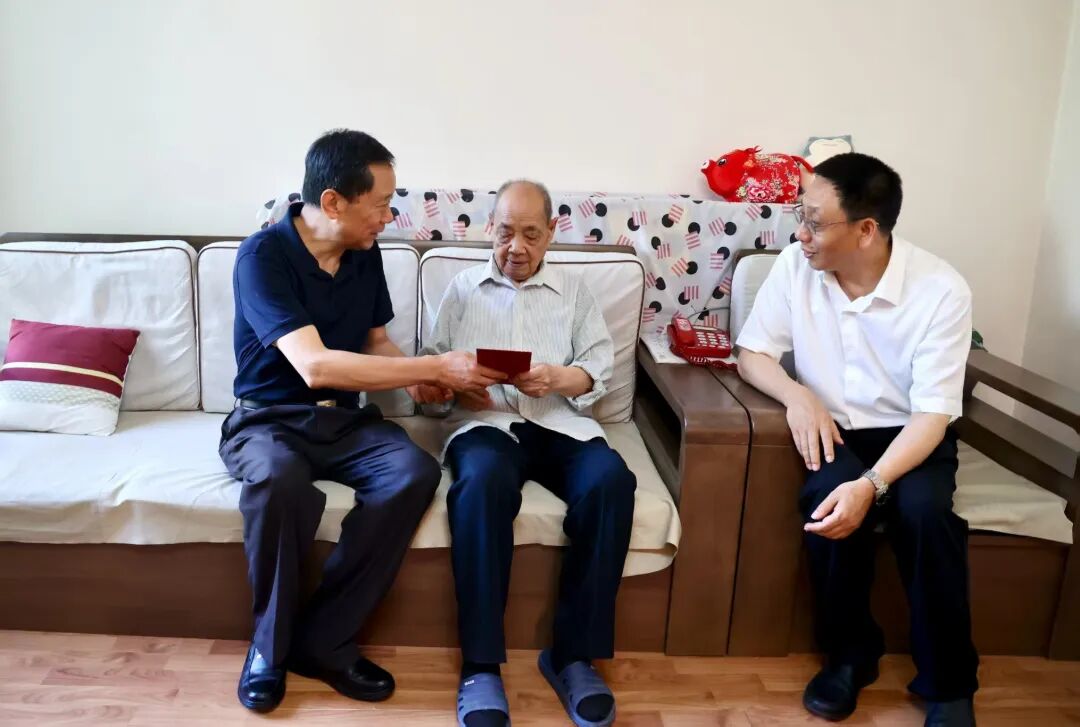 陈少洋看望慰问航天三院离休老党员和生活困难党员