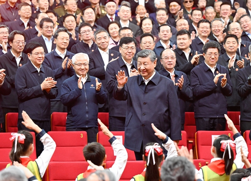 习近平观看庆祝新疆维吾尔自治区成立70周年文艺晚会《美丽新疆》(3)XxjpsgC000006_20250925_PEPFN0A001.JPG