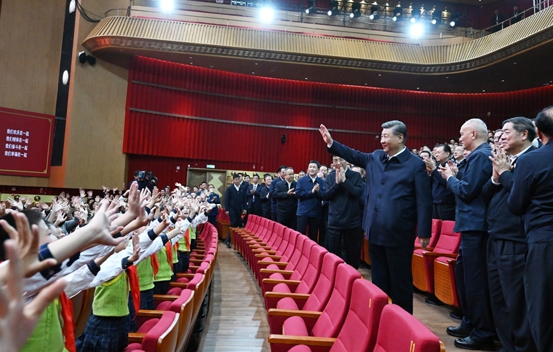 习近平观看庆祝新疆维吾尔自治区成立70周年文艺晚会《美丽新疆》(2)XxjpsgC000005_20250925_PEPFN0A001.JPG