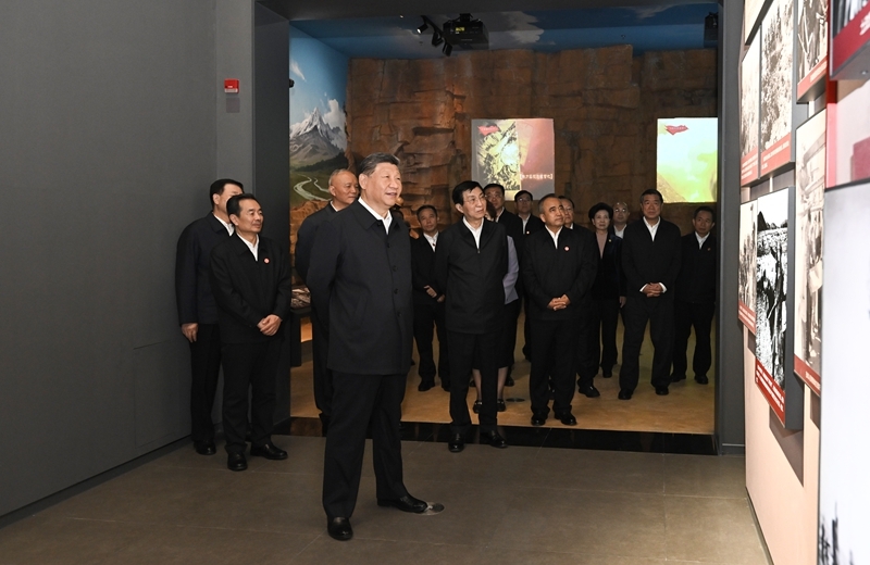 习近平参观新疆维吾尔自治区成立70周年主题成就展(2)XxjpsgC000256_20250924_PEPFN0A001.jpg
