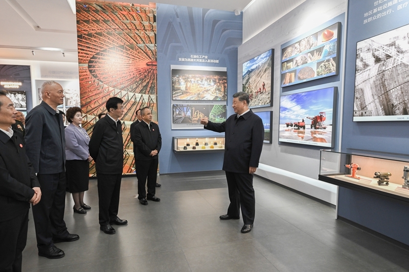 习近平参观新疆维吾尔自治区成立70周年主题成就展(3)XxjpsgC000255_20250924_PEPFN0A001.jpg