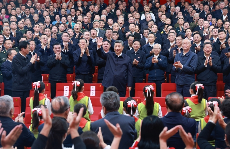 习近平观看庆祝新疆维吾尔自治区成立70周年文艺晚会《美丽新疆》(1)XxjpsgC000004_20250925_PEPFN0A001.JPG