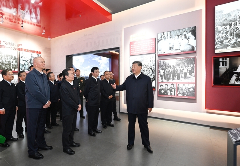 习近平参观新疆维吾尔自治区成立70周年主题成就展(1)XxjpsgC000257_20250924_PEPFN0A001.jpg