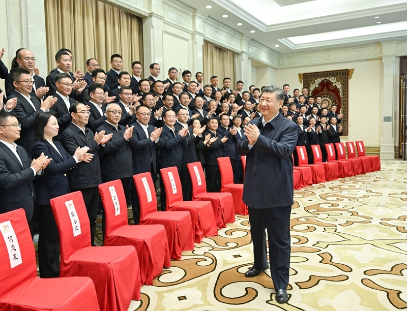 习近平接见新疆各族各界代表(7)XxjpsgC000023_20250924_PEPFN0A001.jpg