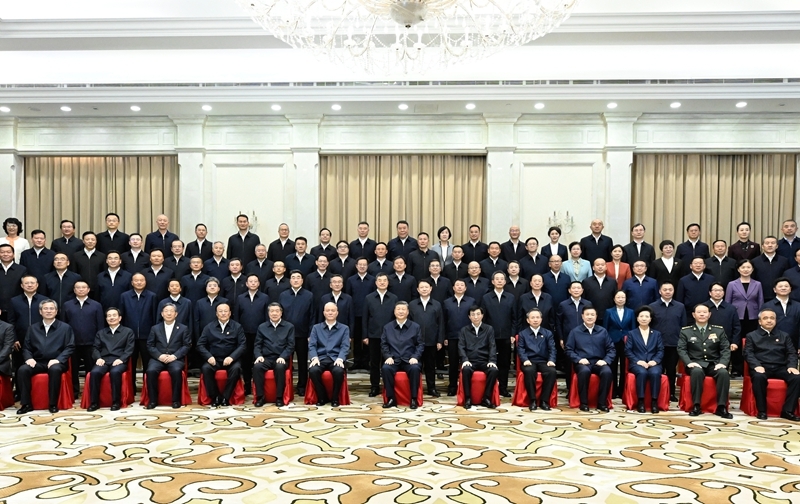 习近平接见新疆各族各界代表(5)XxjpsgC000021_20250924_PEPFN0A001.jpg