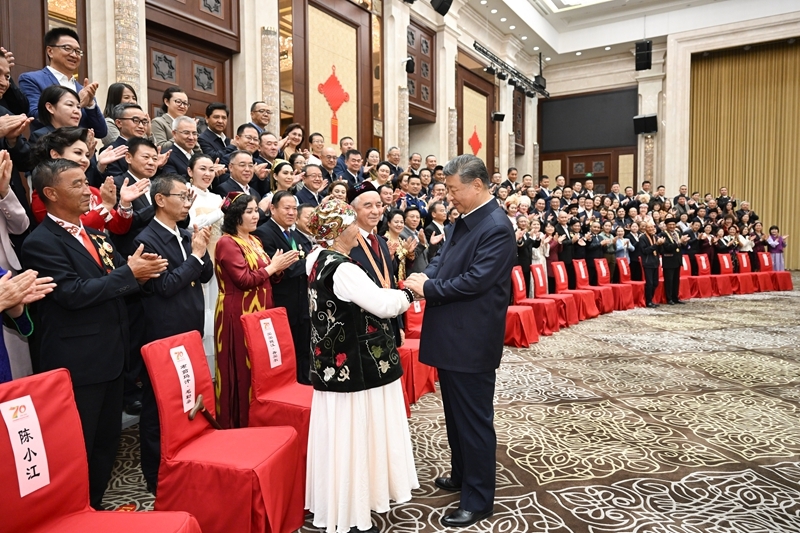 习近平接见新疆各族各界代表(2)XxjpsgC000018_20250924_PEPFN0A001.jpg