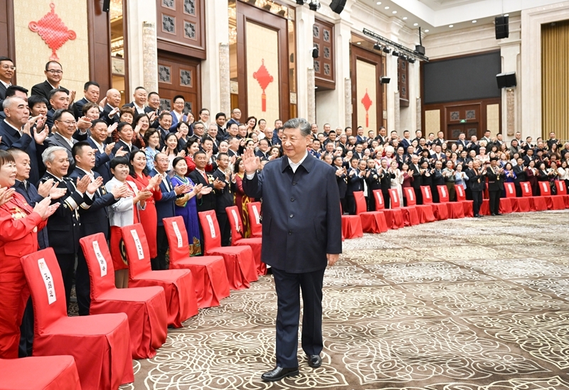 习近平接见新疆各族各界代表(3)XxjpsgC000019_20250924_PEPFN0A001.jpg