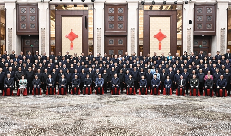 习近平接见新疆各族各界代表(4)XxjpsgC000020_20250924_PEPFN0A001.jpg
