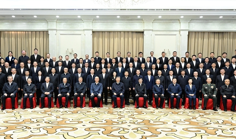 习近平接见新疆各族各界代表(6)XxjpsgC000022_20250924_PEPFN0A001.jpg