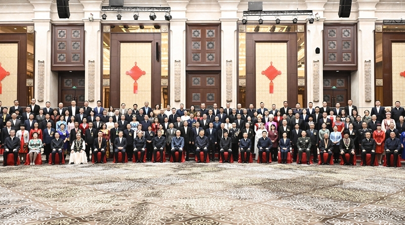 习近平接见新疆各族各界代表(1)XxjpsgC000017_20250924_PEPFN0A001.jpg