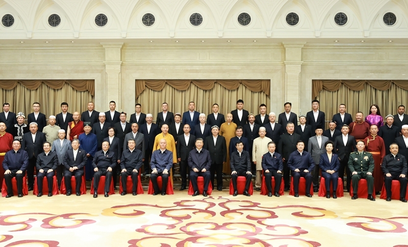 习近平接见新疆各族各界代表(9)XxjpsgC000025_20250924_PEPFN0A001.jpg